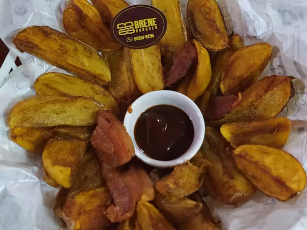 Porção de batata rústica